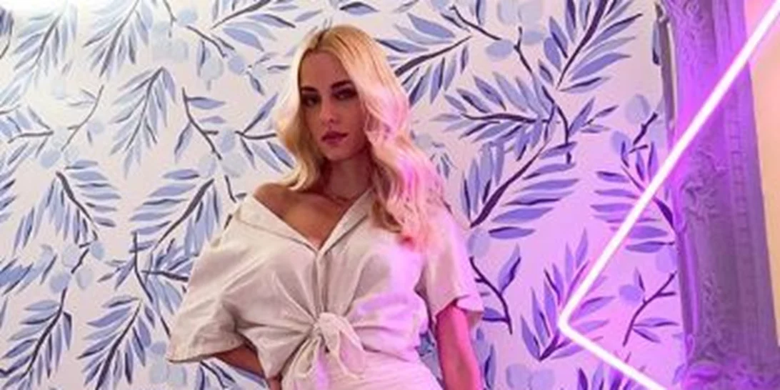 Πρώην συνεργάτιδα της Δούκισσας Νομικού ανέβηκε τα σκαλιά της εκκλησίας (pics)