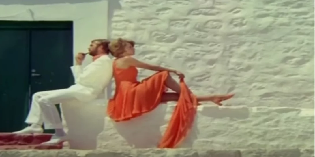 "Τόσα καλοκαίρια" | Το πρώτο ελληνικό τραγούδι που έγινε βίντεο κλιπ με φόντο τα ειδυλλιακά τοπία της Ύδρας