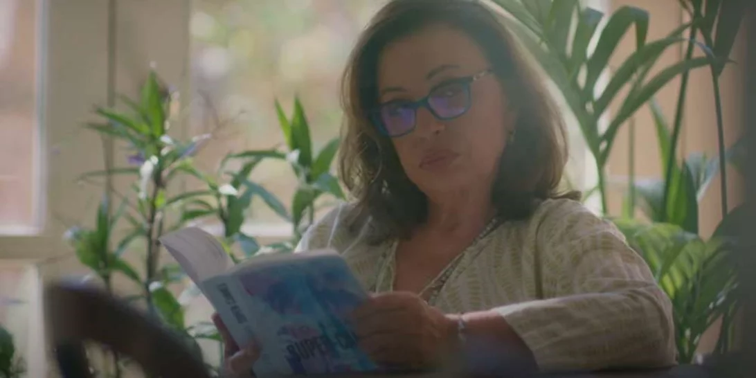 Χαρούλα Αλεξίου | Σε ατελιέ στην Αθήνα με chic καφτάνι (σαν εκείνα που φοράει στο Maestro)