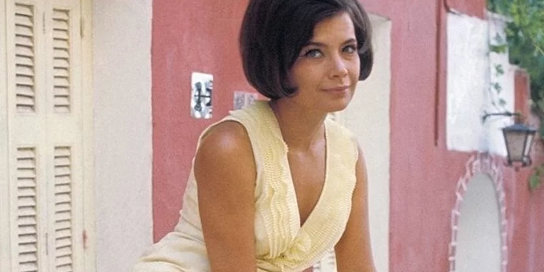 Τζένη Καρέζη | O άγνωστος έρωτας με τον Μπάρκουλη και η ιστορία με το νυφικό στο "Τζένη Τζένη"