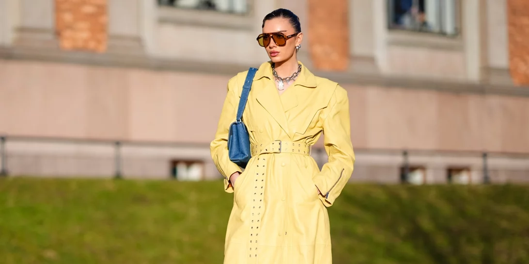 Sandwiching | H viral στιλιστική συμβουλή του TikTok για να ντύνεσαι κομψά μέσα σε 5 λεπτά