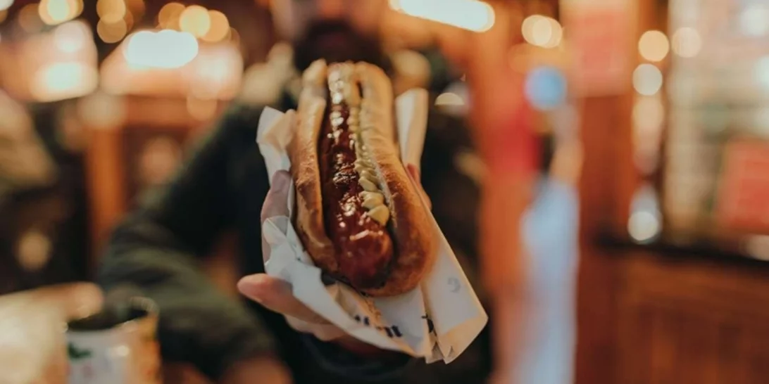 Να πώς φτιάχνεται το hot dog - και είναι πιο αηδιαστικό από ό,τι φαντάζεσαι