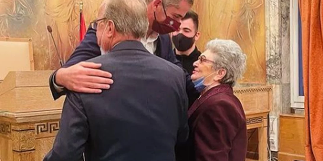 Μια υπέροχη ιστορία αγάπης | O Κώστας Μπακογιάννης πάντρεψε ζευγάρι ηλικιωμένων