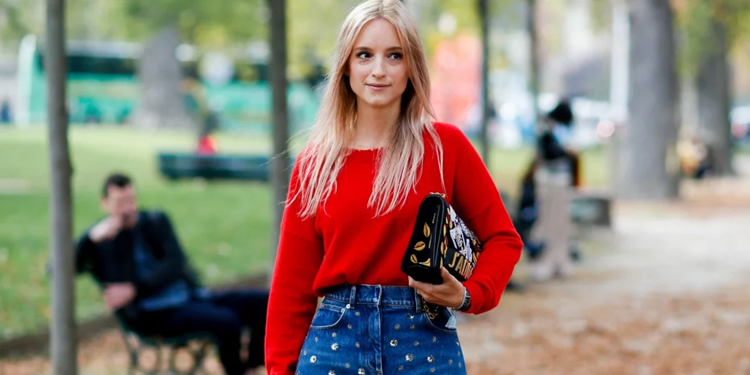 Πώς θα φορέσετε τη midi denim φούστα την άνοιξη