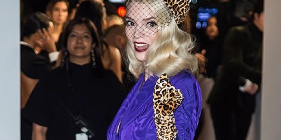 To χρώμα της χρονιάς | Το Pantone Institute δημιούργησε ένα εντελώς καινούργιο χρώμα για το 2022 (οι celebrities το φορούν ήδη)