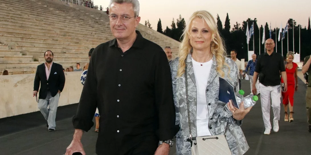 Στη βάφτιση του Αλέξανδρου Χατζηνικολάου | Τα ταιριαστό ντύσιμο του Νίκου Χατζηνικολάου και της Κρίστης Τσολακάκη στο μυστήριο