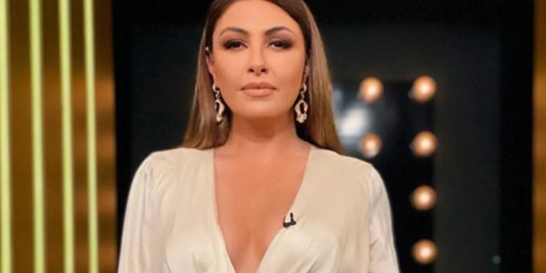 Η Έλενα Παπαρίζου με sneakers | Πώς αναβάθμισε το χαλαρό look τους