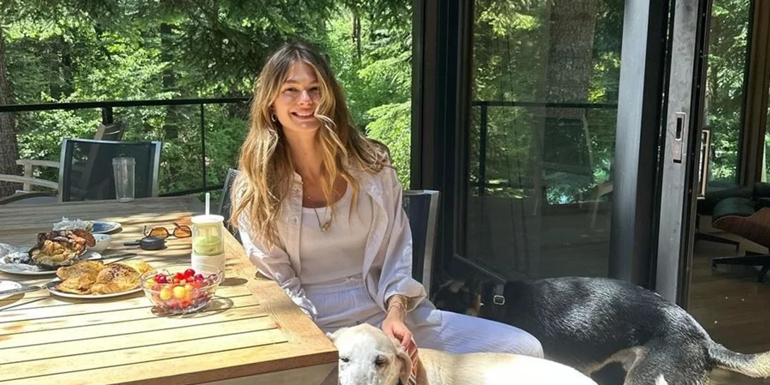 Από meeting σε meeting η Αμαλία Κωστοπούλου | Το outfit που επέλεξε είναι το ιδανικό για μια μέρα στο γραφείο