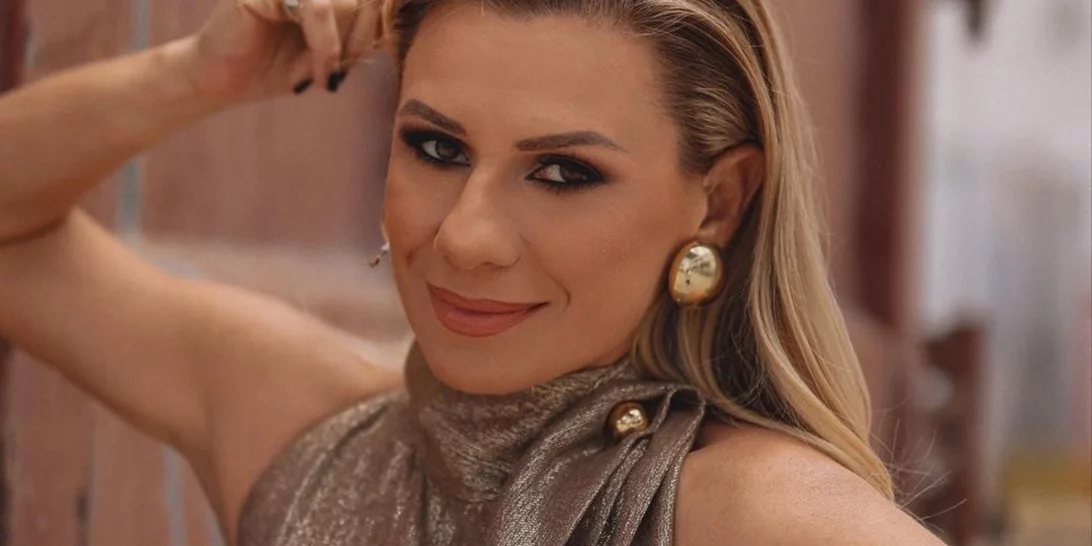 Η Κατερίνα Καραβάτου φωτογραφίζει την Αέλια Κατσούλη αγκαλιά με τη Μαρίνα Σάττι