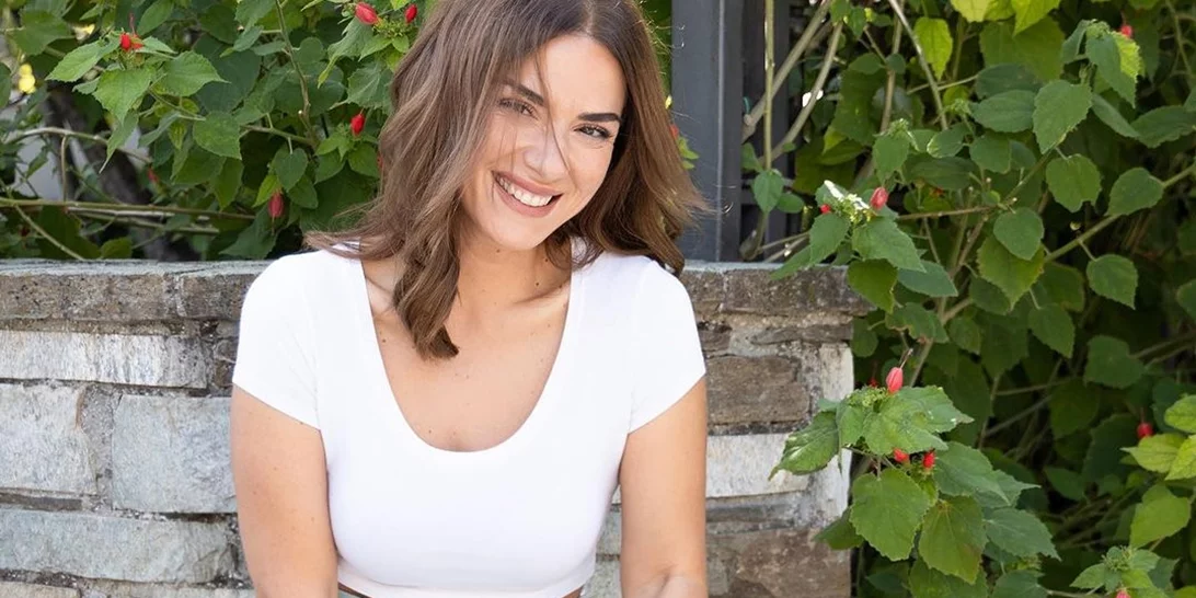 Η Βάσω Λασκαράκη με το ιδανικό χτένισμα για τους γάμους και τις βαφτίσεις του καλοκαιριού