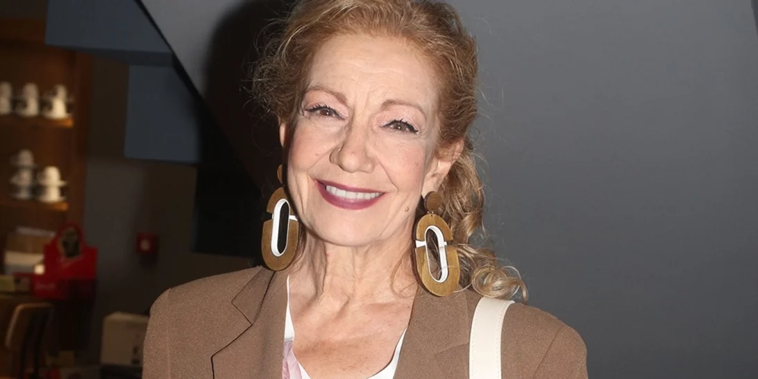 Η Πέμη Ζούνη με κόκκινο καρέ | Το look που την έκανε πραγματικά αγνώριστη