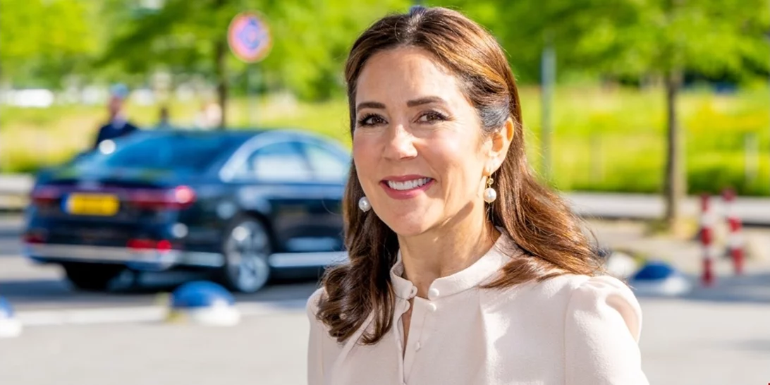 H Βασίλισσα Mary της Δανίας με τη φούστα που ταιριάζει σε κάθε περίσταση και κάθε σωματότυπο