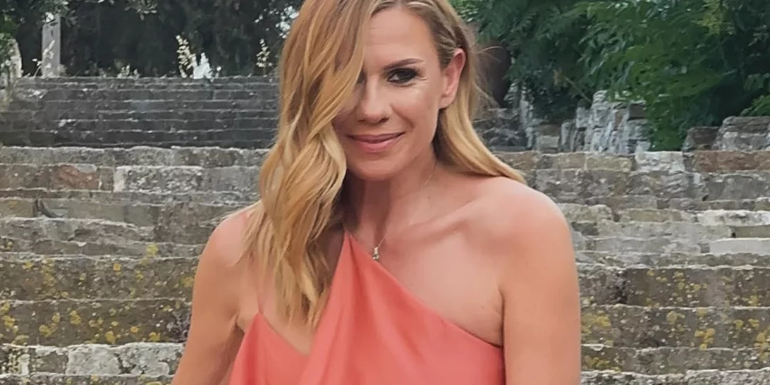 Με φαρδύ λευκό Tshirt και κότσο τα μαλλιά | Η Αέλια Κατσούλη μαζί με την Κατερίνα Καραβάτου σε βραδινή έξοδο