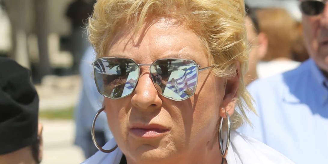 Δήμητρα Λιάνη Παπανδρέου | Η summer εμφάνιση στην Αργυρούπολη - Τα ιδιαίτερα μακριά σκουλαρίκια της