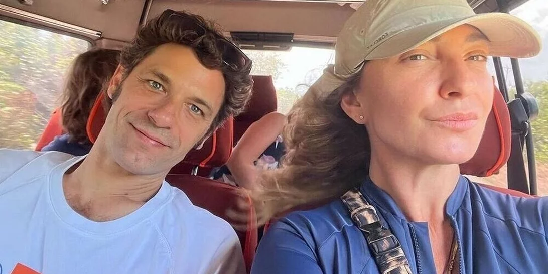 Ο Αποστόλης Τότσικας και η Ρούλα Ρέβη παραδίδουν μαθήματα ζωγραφικής με τα δίδυμα παιδιά τους, Ειρήνη και Άγγελο