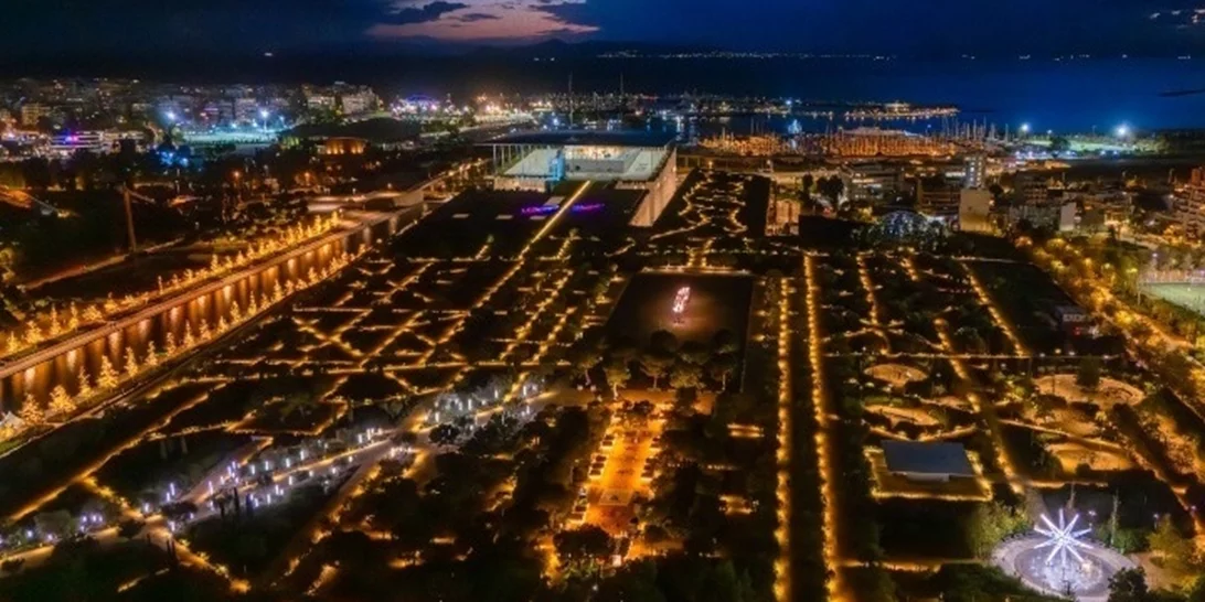 Το Πάρκο Σταύρος Νιάρχος μεταμορφώνεται στον πιο φωτεινό προορισμό της πόλης για τις γιορτές