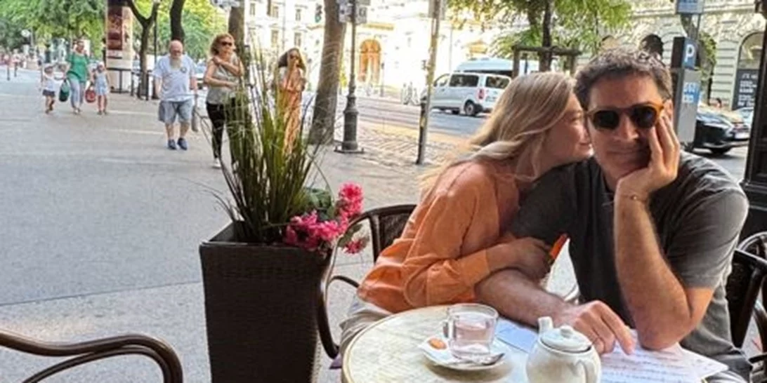 Κλέλια Ανδριολάτου και Χριστόφορος Παπακαλιάτης αγκαλιασμένοι στη Βουδαπέστη
