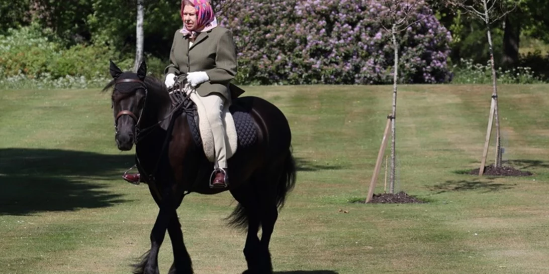 Η βασίλισσα Ελισάβετ ιππεύει ξανά, παρά τα κινητικά προβλήματα που αντιμετωπίζει