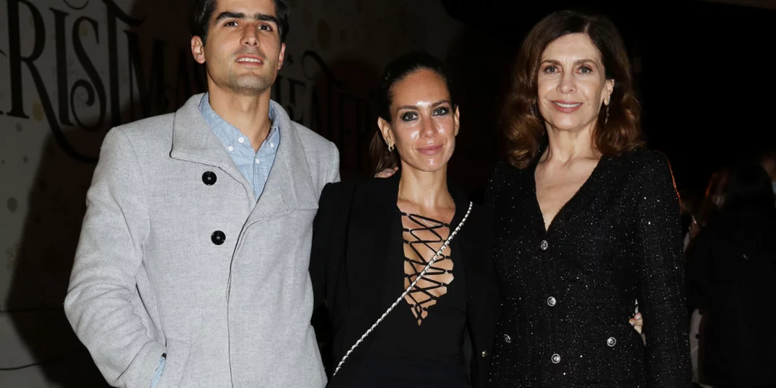 Κατερίνα Διδασκάλου | Θεατρική έξοδος με την κούκλα κόρη της και τον σύντροφό της