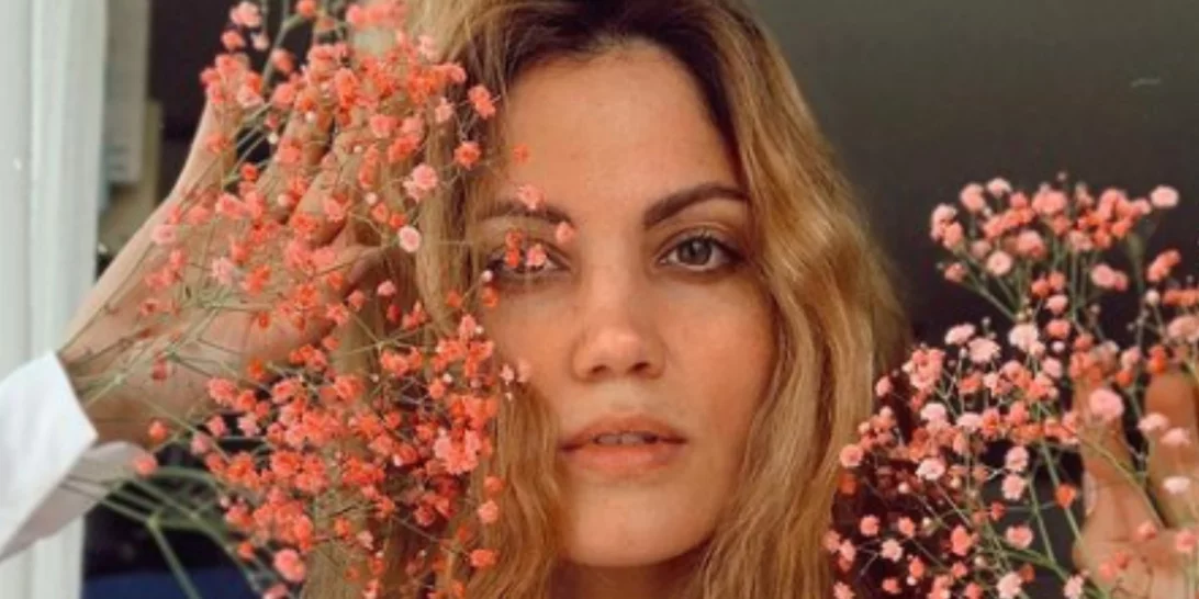 Σχεδόν αγνώριστη | Η Μαίρη Συνατσάκη με μαύρα μαλλιά και αφέλειες