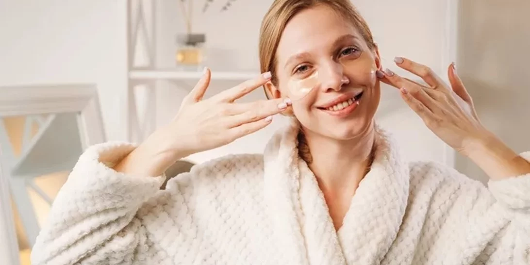 6 TikTok hacks για να εξαφανίσεις τις σακούλες στα μάτια χωρίς κρέμες