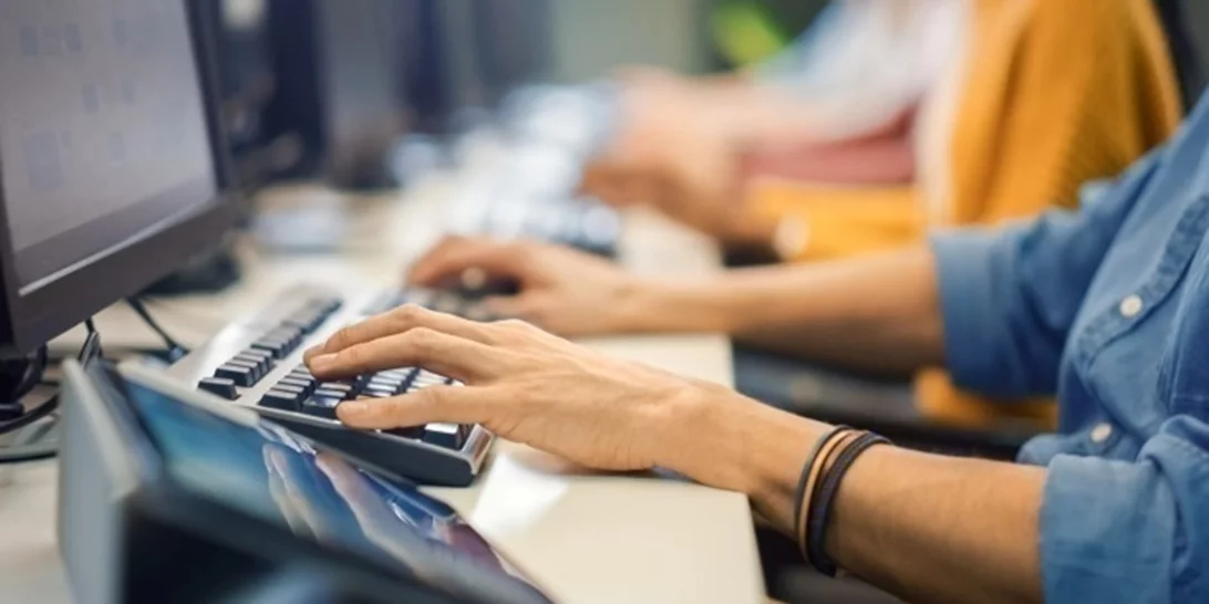 Η νεανική ανεργία, για πρώτη φορά, έπεσε κάτω από τον μέσο όρο της ΕΕ, στο 13% τον Δεκέμβριο