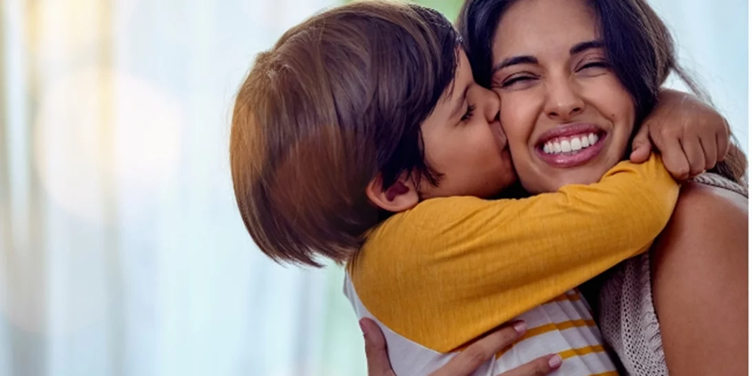 Τα παιδιά σε κάθε ηλικία χρειάζονται τα ίδια "φιλιά" που τους δίναμε όταν ήταν μωρά