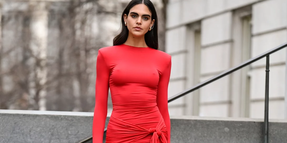 Τα festive looks που θα σε πείσουν να φορέσεις κόκκινο φόρεμα φέτος τα Χριστούγεννα