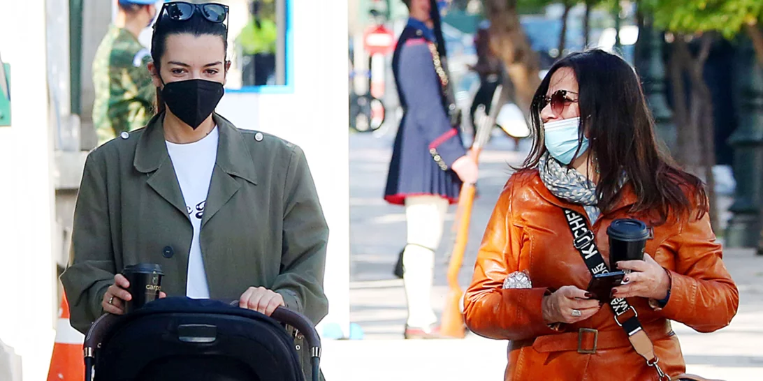 Νικολέττα Ράλλη | Βόλτα με τη μητέρα και την εννέα μηνών κόρη της, Σοφία