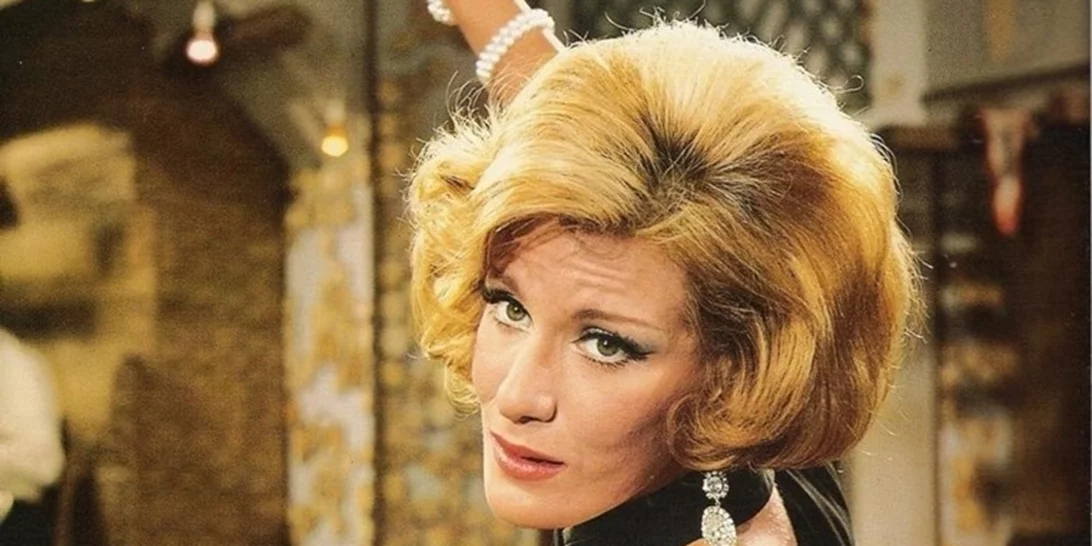 Μαίρη Χρονοπούλου | "Ξόδευα για ρούχα περισσότερα από όσα έβγαζα - πλέον έδωσα όλες τις τουαλέτες μου σε φίλους μου τρανς"