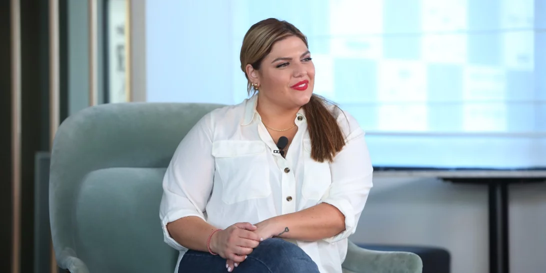 Δανάη Μπάρκα | Φόρεσε το πιο κολακευτικό floral φόρεμα από την plus size συλλογή των MI-RŌ