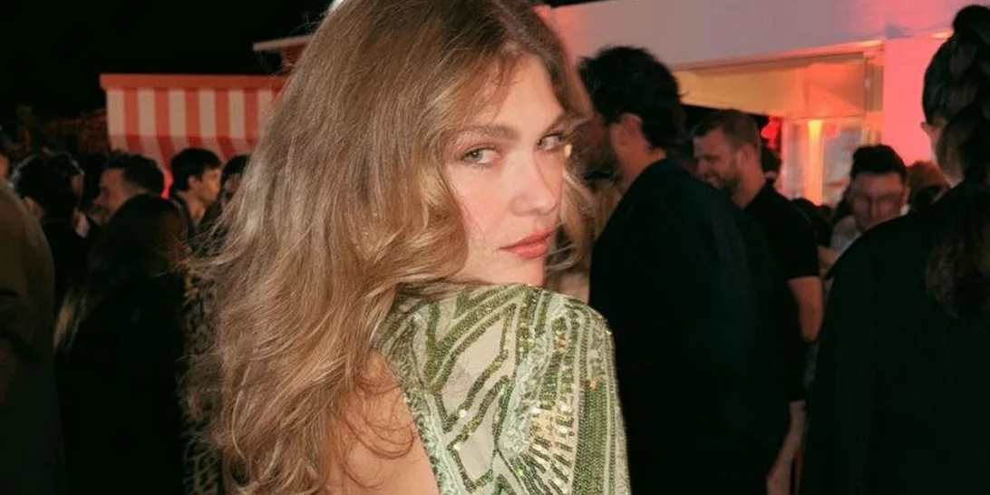 H Κλέλια Ανδριολάτου στο Φεστιβάλ Καννών | Το φόρεμα με παγιέτες που αναδεικνύει τους κοιλιακούς της