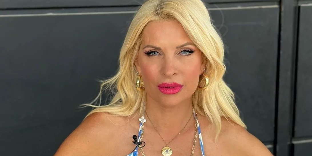 Η Ελένη Μενεγάκη φωτογραφίζεται αγκαλιά με τον γιο της Ρούλας Σταματοπούλου στην πιο χαριτωμένη φωτογραφία