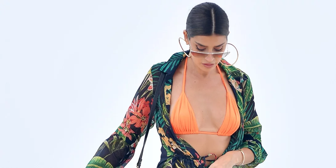 Καφτάνι ή παρεό; Τα νέα σχέδια της Zara που θα κάνουν update στο beachwear