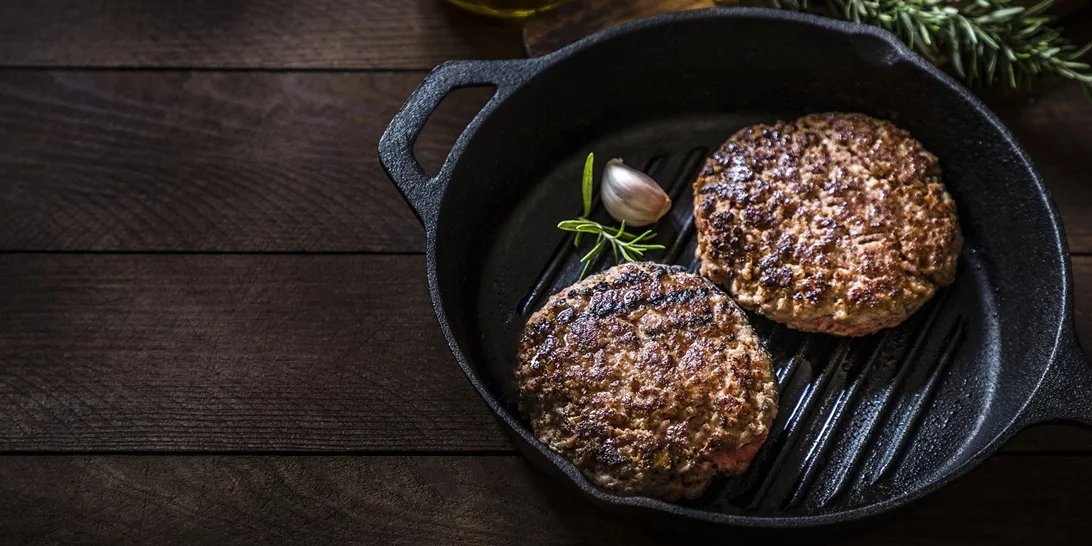 Τα πιο αφράτα και ζουμερά μπιφτέκια | Η συνταγή για να μην σου βγαίνουν στεγνά