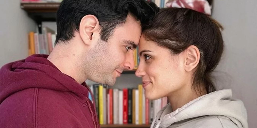 Ίαν Στρατής | Υιοθέτησε ένα ιδιαίτερο στιλ μέσα στο σπίτι του