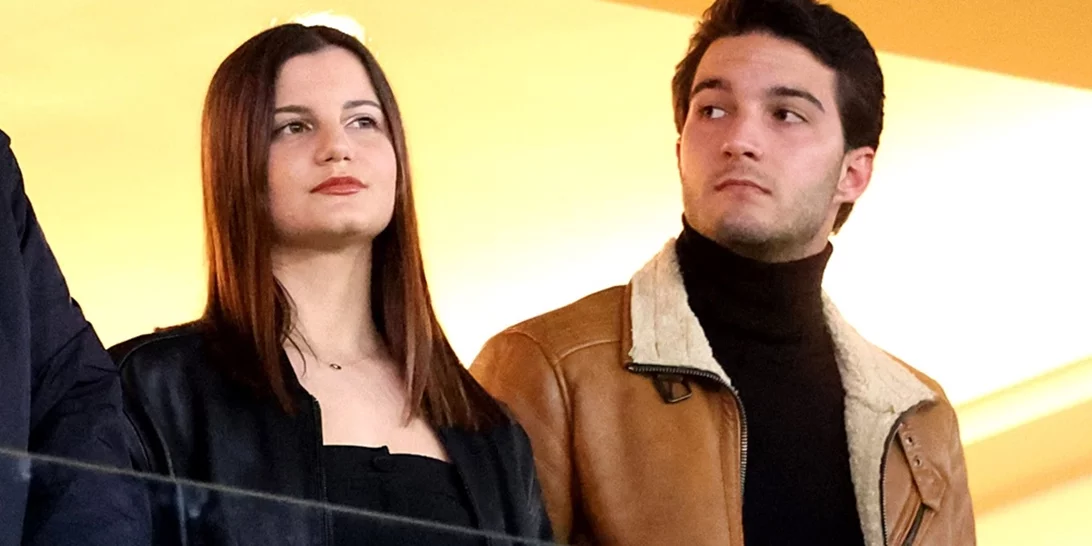 Αλέξανδρος και Αλίκη Καραμανλή στο γήπεδο στο πλευρό του πατέρα τους, Κώστα Καραμανλή