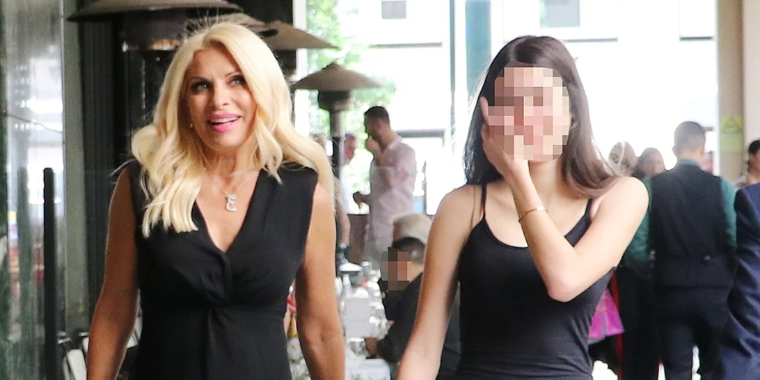 Στη βάφτιση της Λάουρας Λάτσιου | Σαν πριγκίπισσα στην αγκαλιά της μητέρας της, Ελένης Μενεγάκη