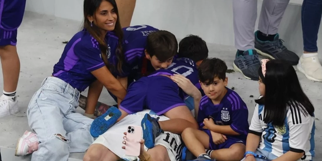 Ο Μessi χάθηκε στην αγκαλιά των παιδιών του μετά τον θρίαμβο - Τα δάκρυα της μητέρας του και η τρυφερή αγκαλιά [εικόνες - βίντεο]