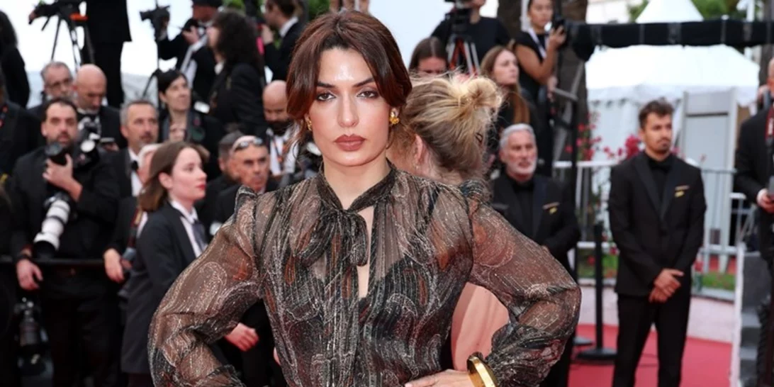 Η Τόνια Σωτηροπούλου με αέρινο 70s inspired Saint Laurent φόρεμα στο Φεστιβάλ Καννών