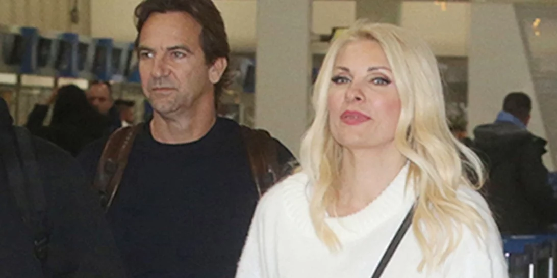 Ελένη Μενεγάκη & Μάκης Παντζόπουλος με ασορτί sneakers στο αεροδρόμιο