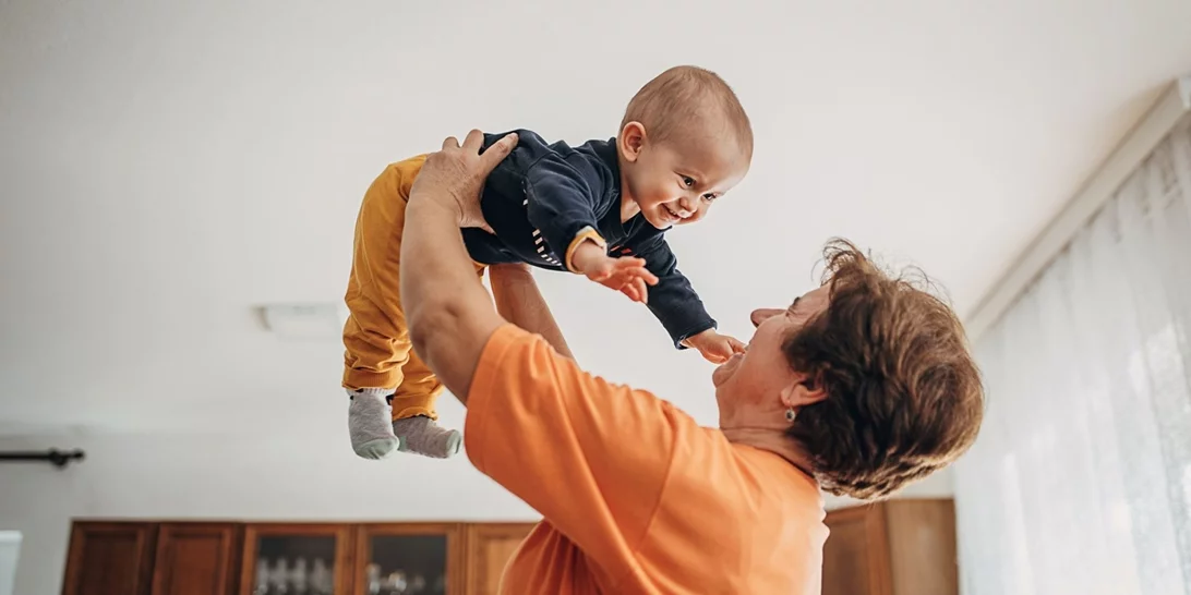 Πανελλαδική εφαρμογή των "Νταντάδων της Γειτονιάς" με ενίσχυση έως 500 ευρώ τον μήνα