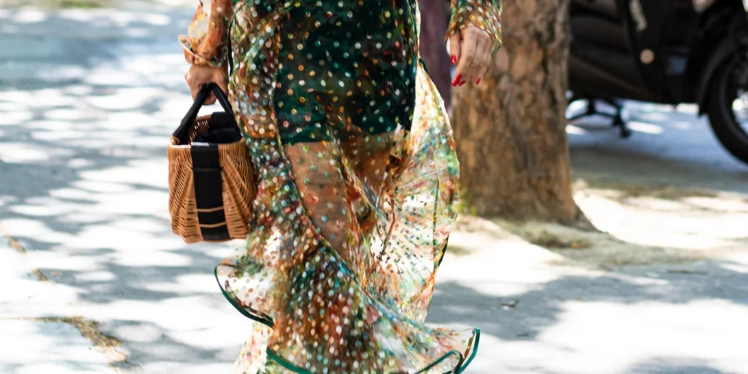 Σου βρήκαμε στα Mango την τσάντα που έχουν λατρέψει Emily Ratajkowski και Hailey Bieber