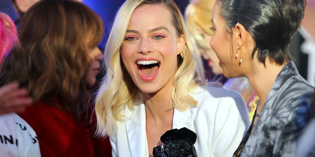 Η Margot Robbie φόρεσε το αγαπημένο τζάκετ των Γαλλίδων και εμείς το βρήκαμε στη Mango