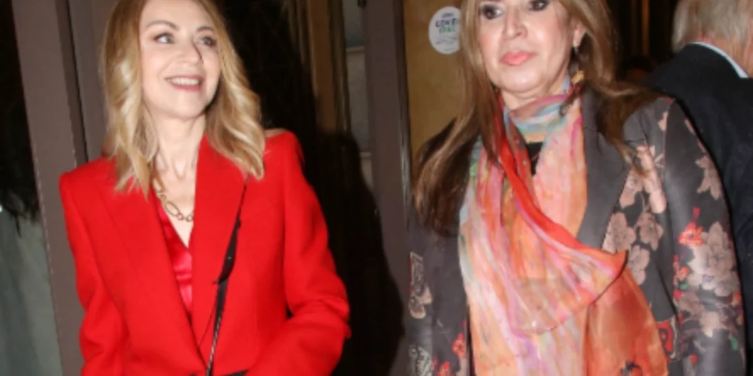 Έλλη Στάη | Η κομψή εμφάνιση στο θέατρο με τη φίλη της, Μίνα Παπαθεοδώρου Βαλυράκη