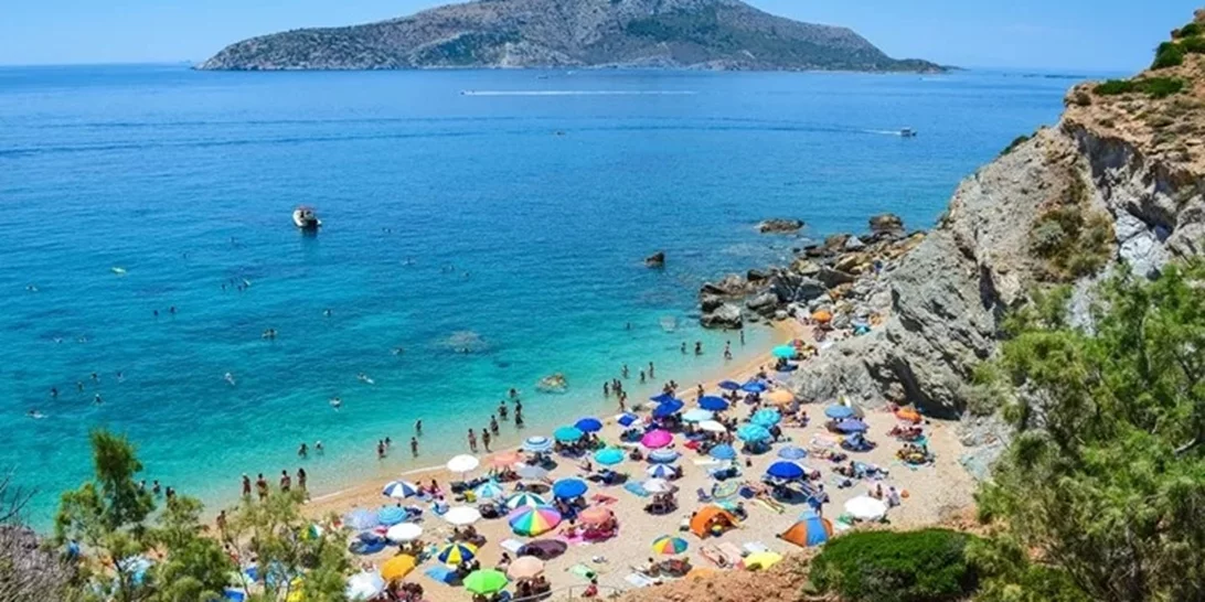 Ελεύθερες παραλίες της Αττικής για να βουτήξεις αυτό το τριήμερο