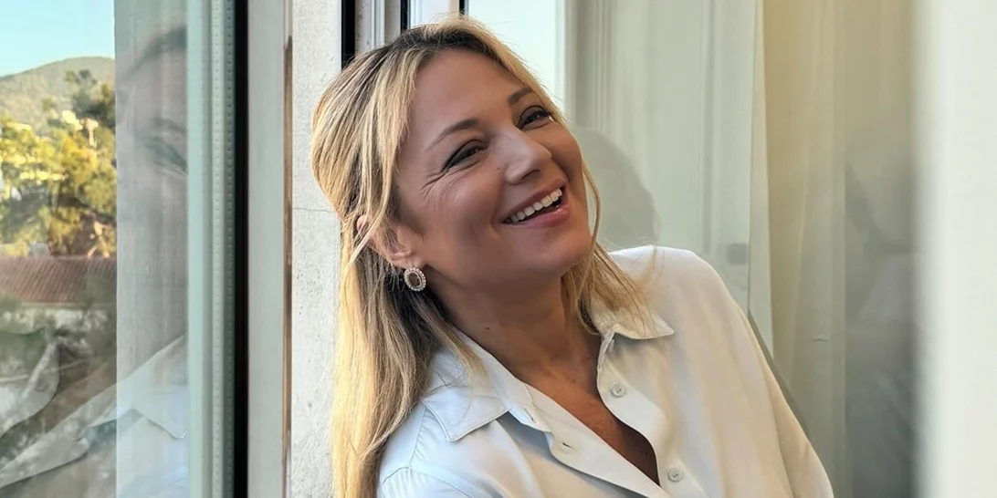 Το πουκάμισο της Νάνσυς Ζαμπέτογλου είναι από τη Zara και έχει το πιο φωτεινό χρώμα για την άνοιξη
