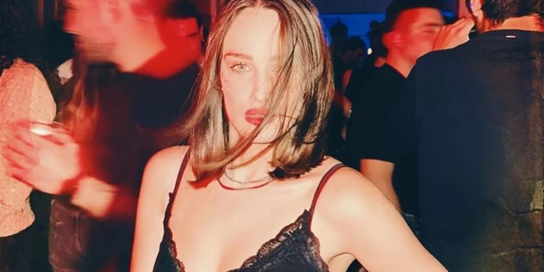 Η Μαρία Βοσκοπούλου πήγε στην Αίγινα και έμεινε στο πιο instagram worthy διαμέρισμα που έχουμε δει