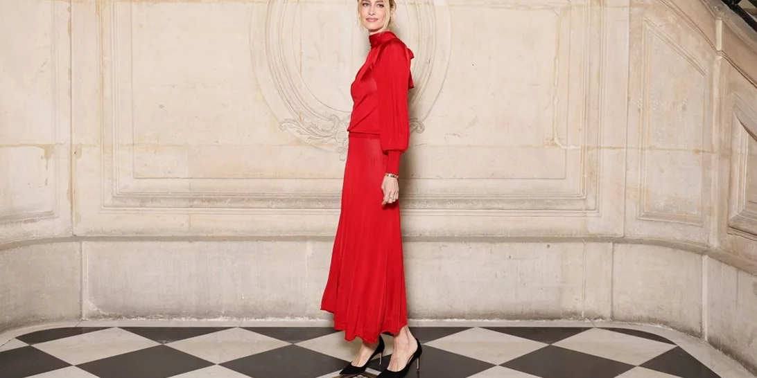 Η Beatrice Borromeo με κόκκινο σατινέ φόρεμα στο fashion show υψηλής ραπτικής του οίκου Dior