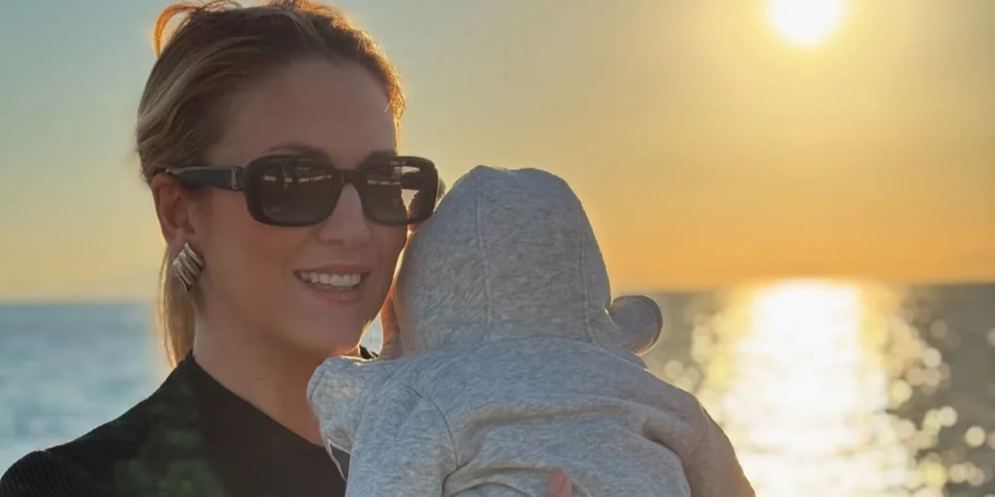 Η Φωτεινή Πετρογιάννη κάνει baby swimming με τον γιο της | "Πρώτο μάθημα για το δελφινάκι μου"